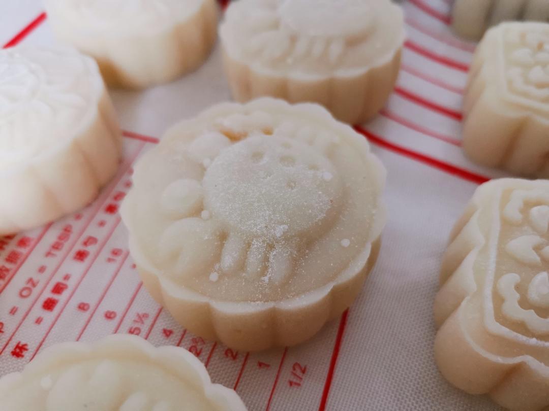 咸蛋黄奶黄冰皮月饼