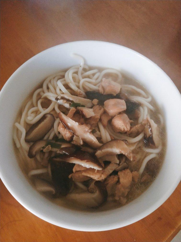 超好吃的香菇炖鸡面