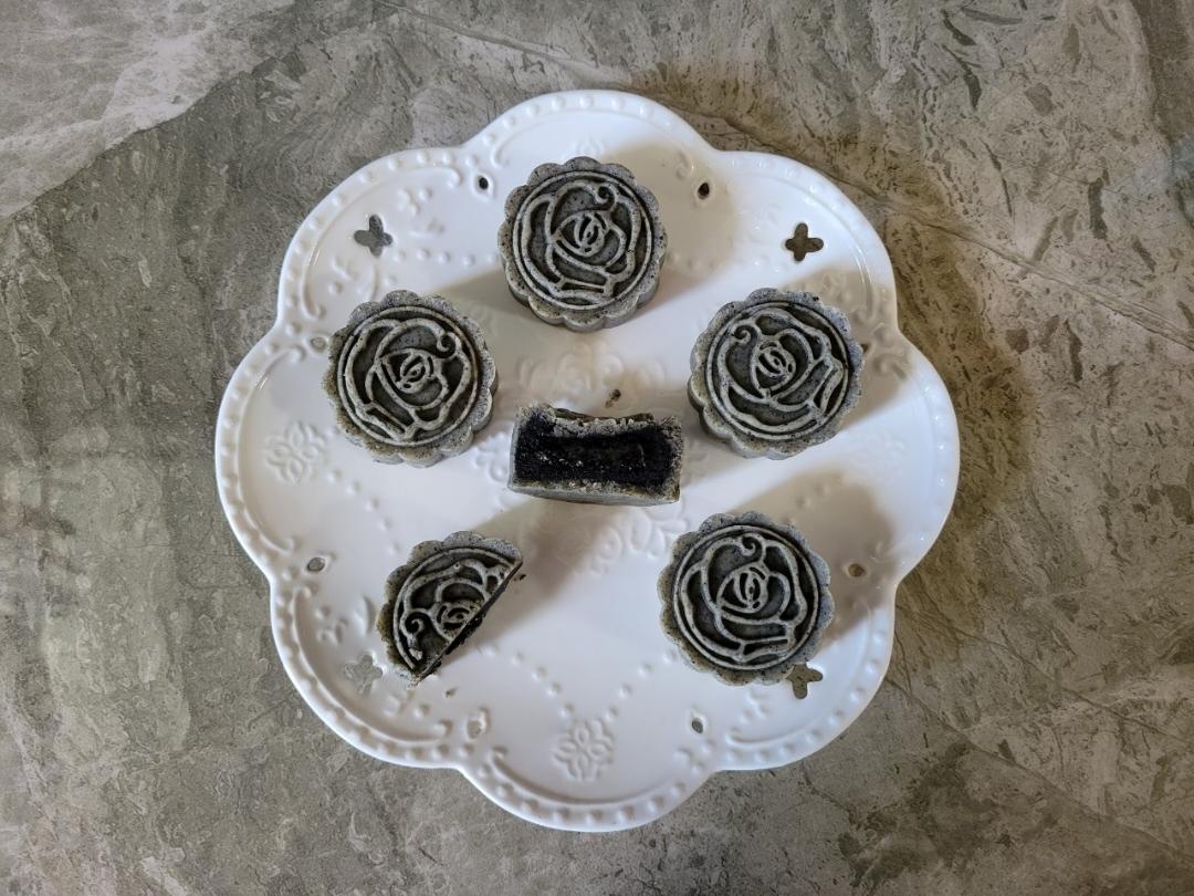 黑芝麻流心月饼
