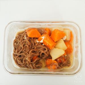 一人卧室懒餐｜mini电锅土豆胡萝卜荞麦鸡蛋面的做法 步骤5