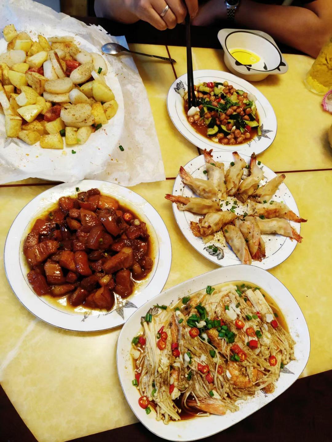 一口多汁的生煎虾饺