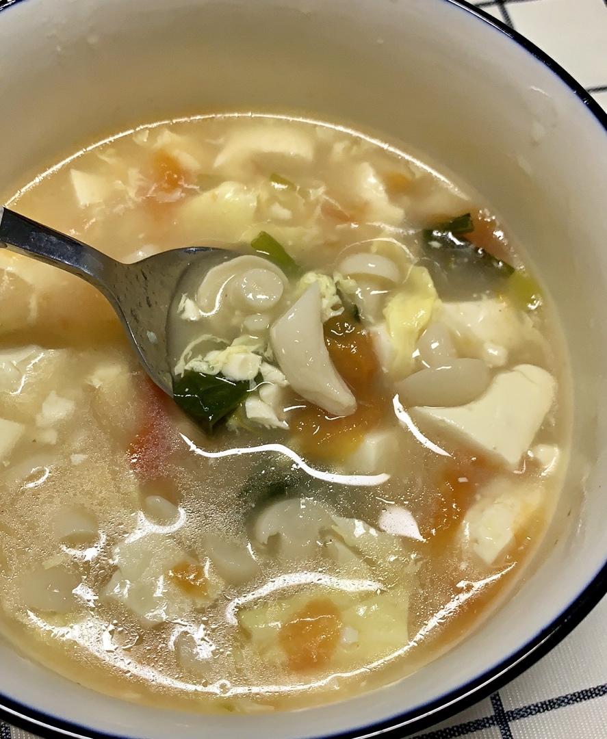 无油减脂蔬菜汤(西红柿鸡蛋菠菜豆腐白玉菇)