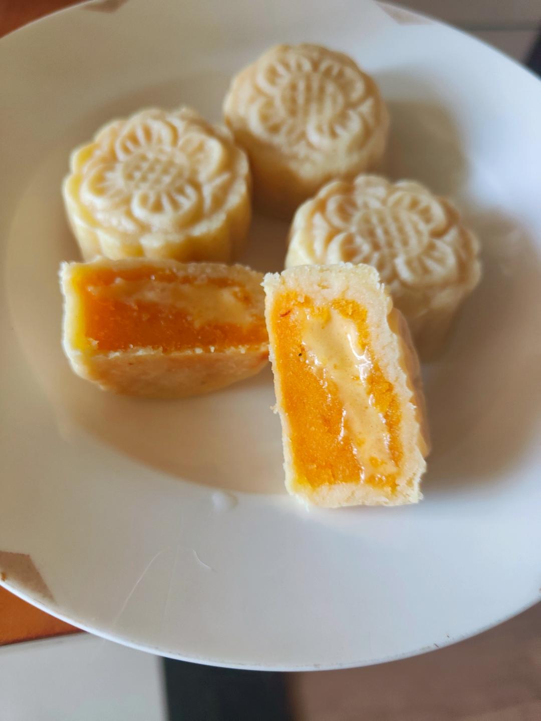 💃奶黄流心月饼——这是可以让你坐稳朋友圈厨霸位置的月饼🥮，没人点赞算我输👎