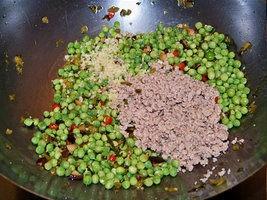 豌豆炒肉的做法 步骤7