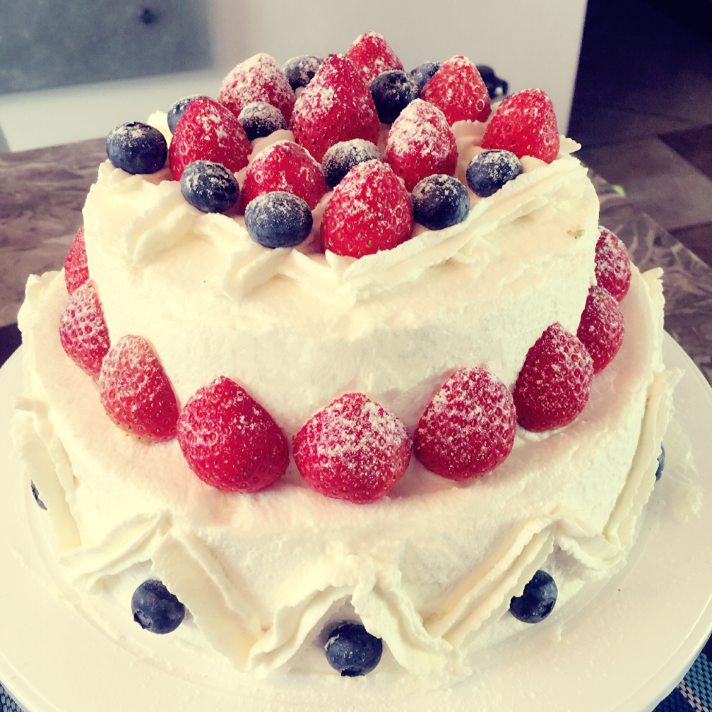 洛可可享受当下做的双层草莓蛋糕