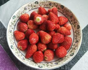 草莓糖葫芦的做法 步骤3