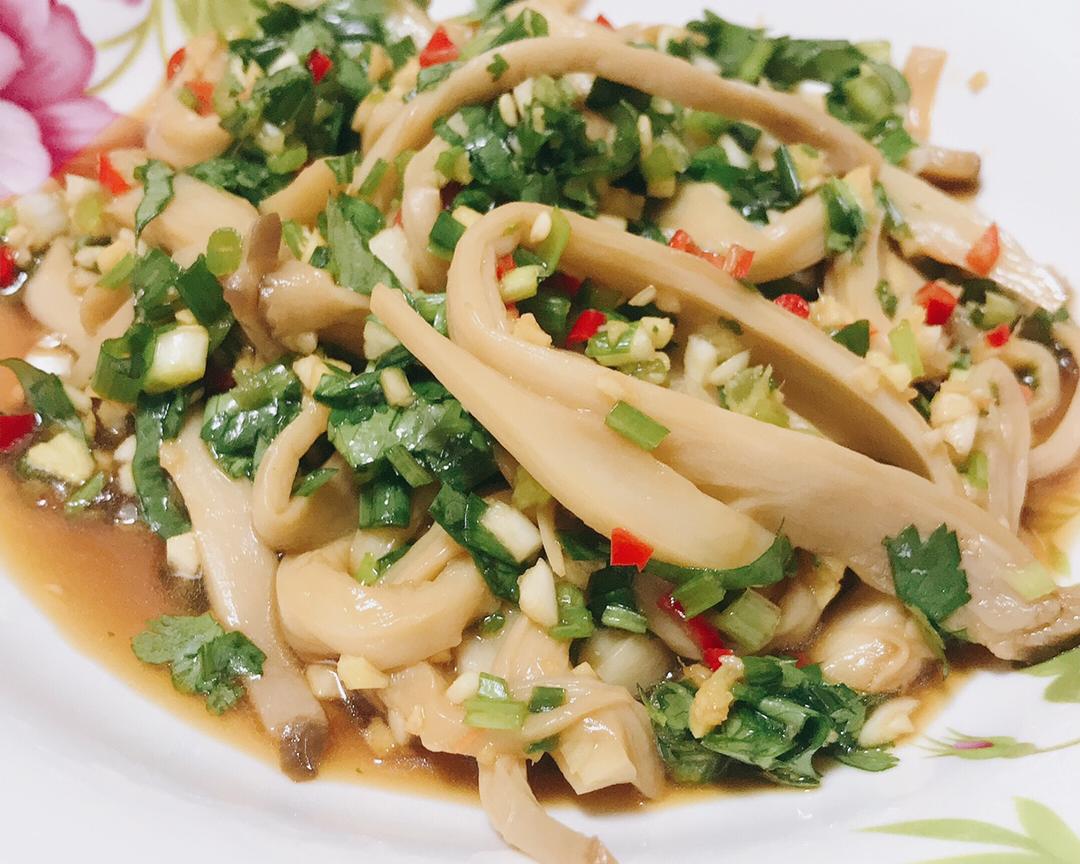 平时都是做杏鲍菇炒肉,虽然也很好吃,但是夏天来了,凉菜成了首选,所以