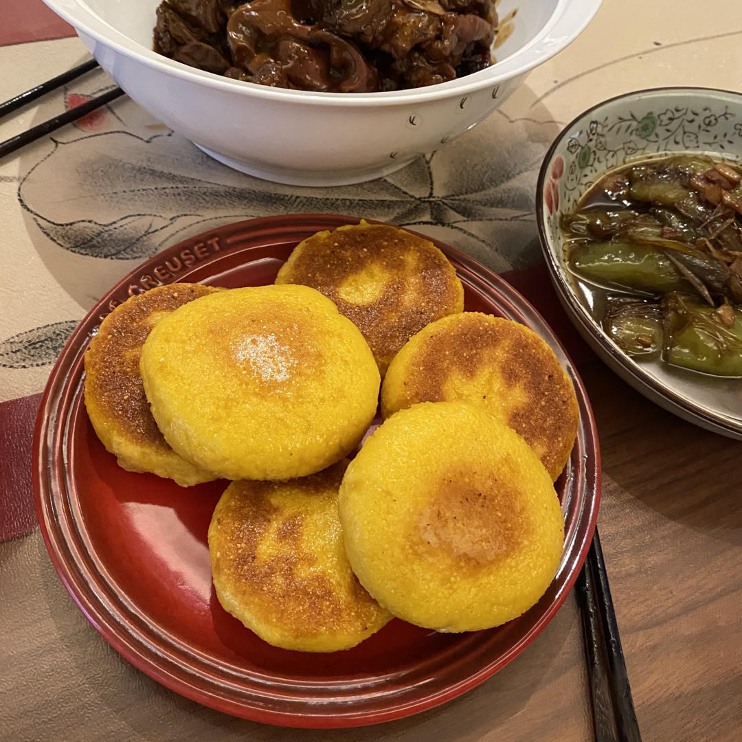 农家乐中的锅贴饼子（玉米饼子 大饼子）