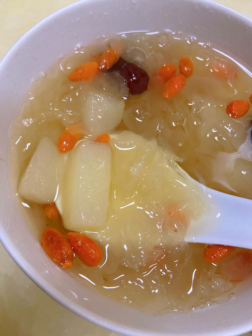 温软可甜做的冰糖雪梨银耳汤