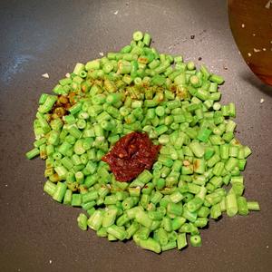 超下饭的豆瓣酱炒豇豆的做法 步骤6