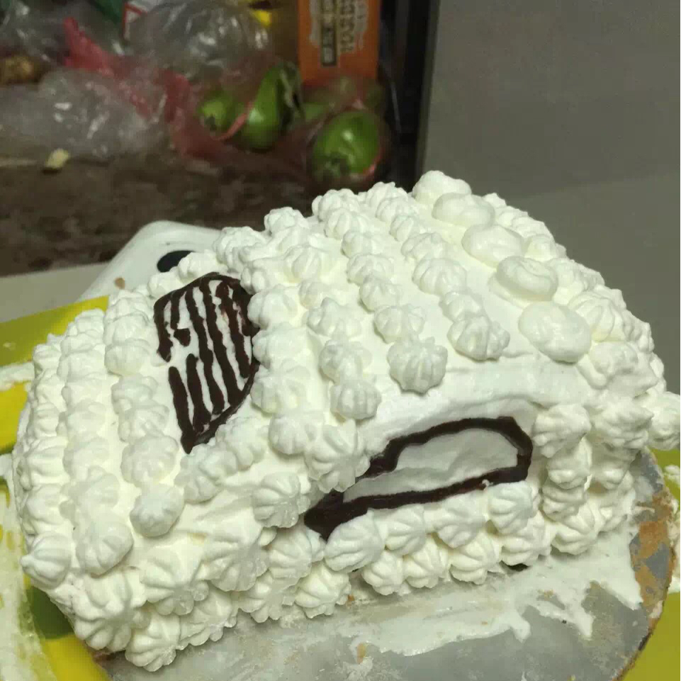 小巧玲珑的汽车蛋糕