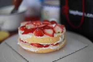 又到草莓季～～鲜奶草莓Cake的做法 步骤4