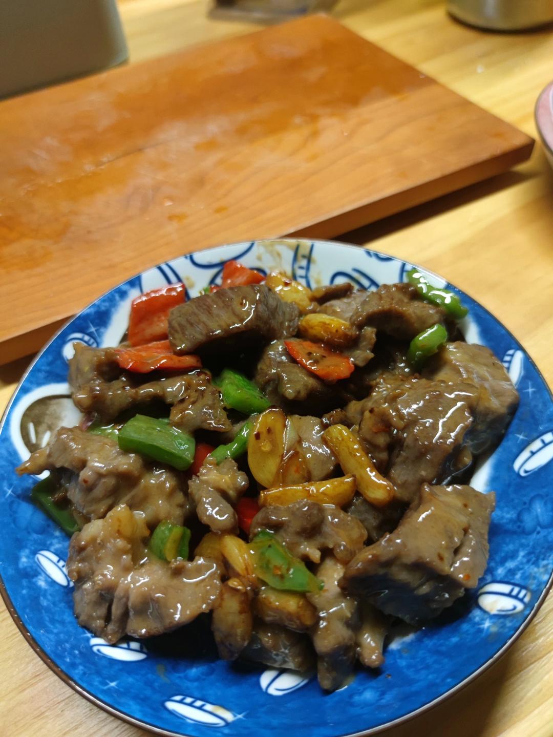 听起来就很好吃的黑椒蒜子牛肉粒