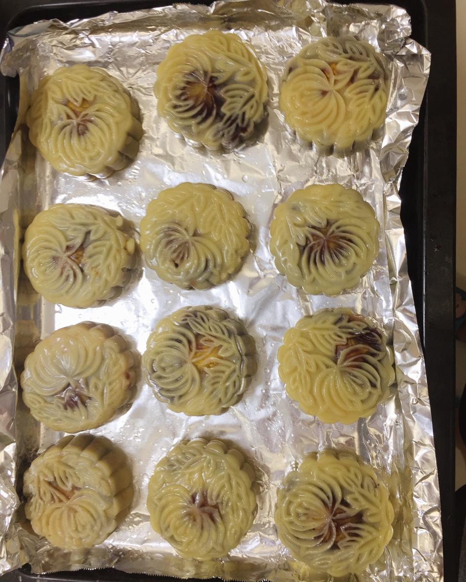 广式月饼－－蛋黄豆沙月饼