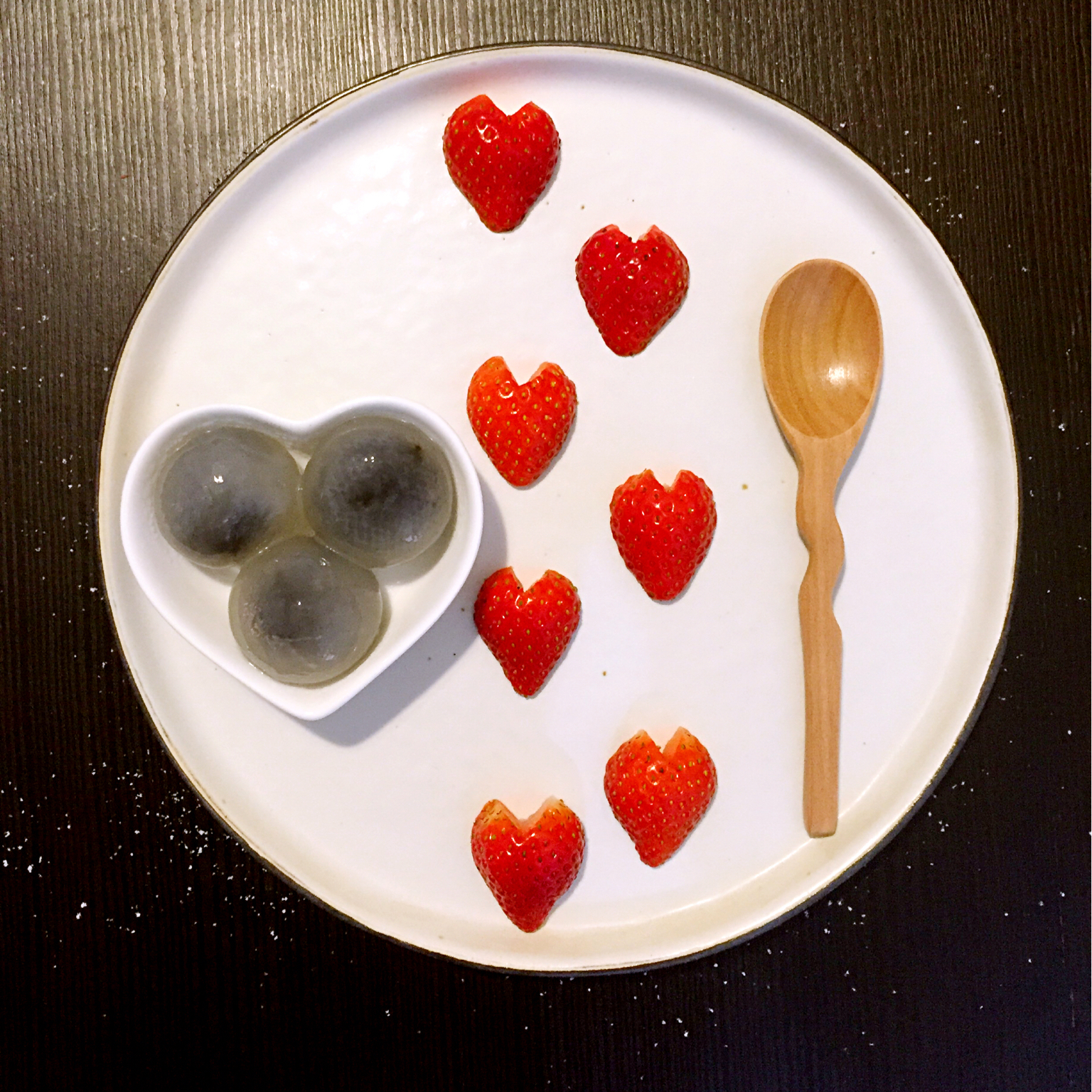 今冬第一颗草莓