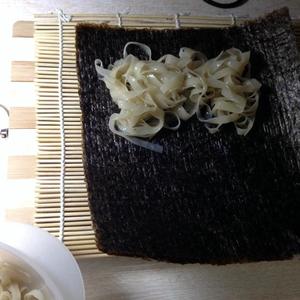 鱼面寿司—用面代替米饭做寿司的做法 步骤2