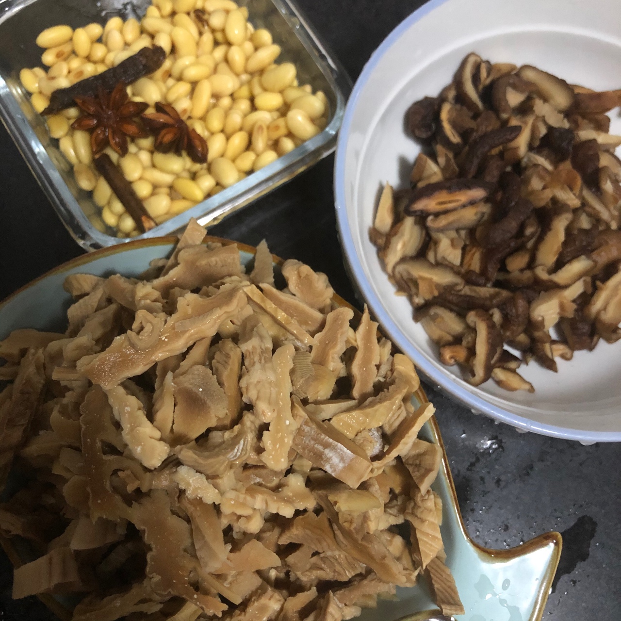 笋干焖黄豆香菇的做法 步骤2