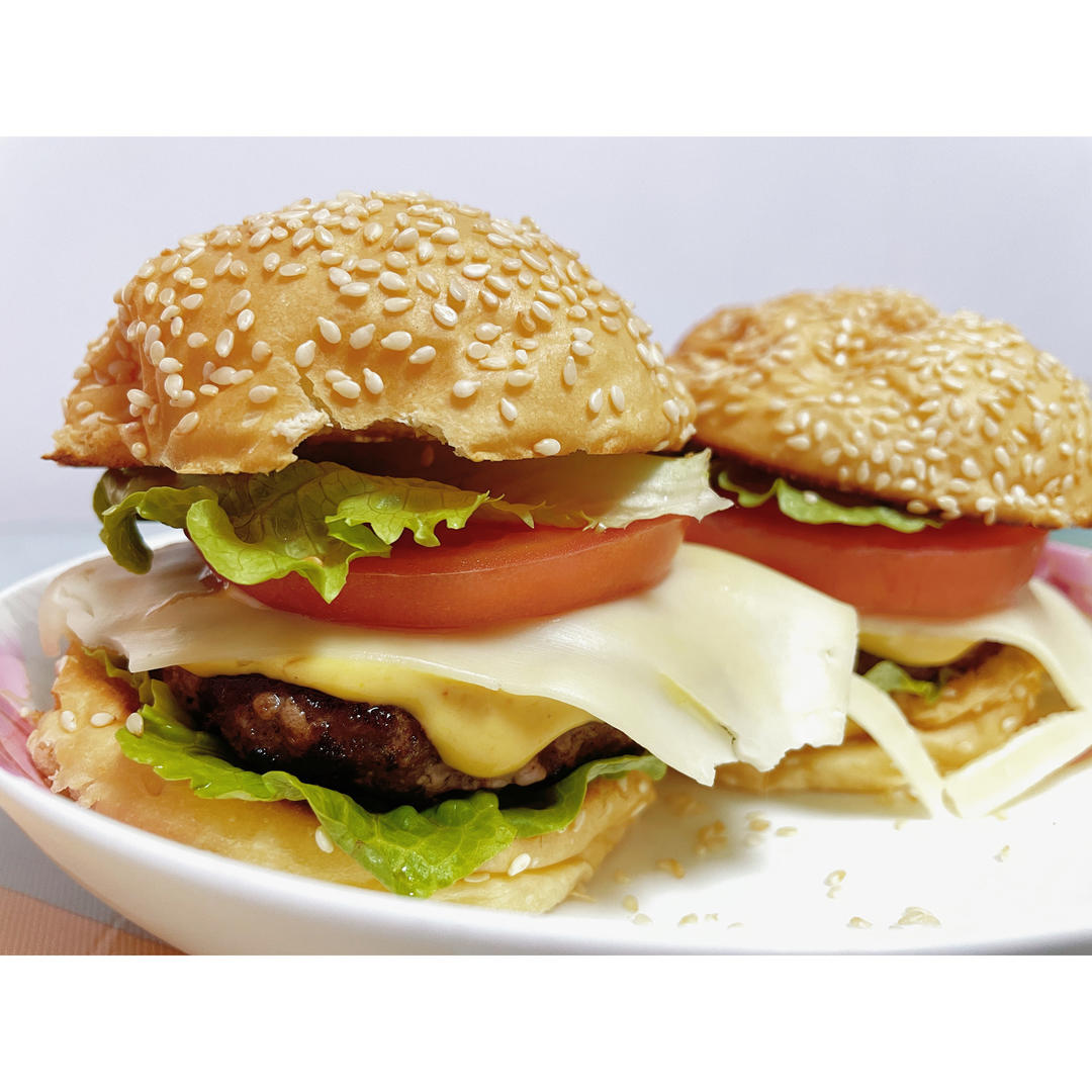 正宗的麦当劳双吉牛肉汉堡