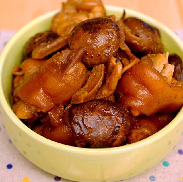 爱吃一号-1做的墨鱼干花菇炖猪蹄