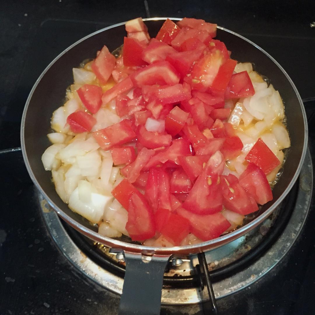 番茄洋葱芝士焗蛋锅的做法 步骤1