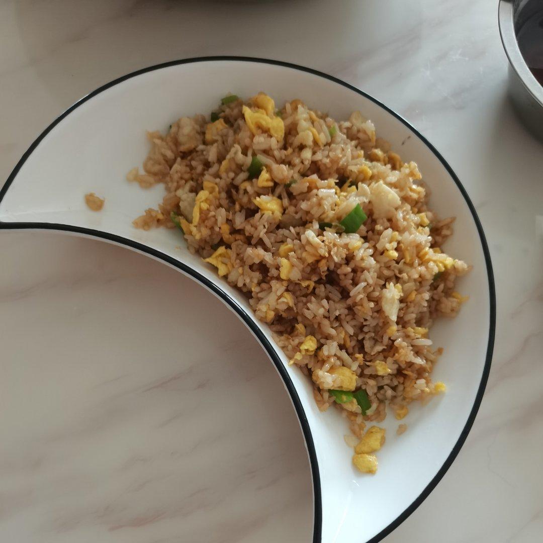 厨师长教你：“酱油炒饭”的家常做法，里面满满的小技巧，很受用