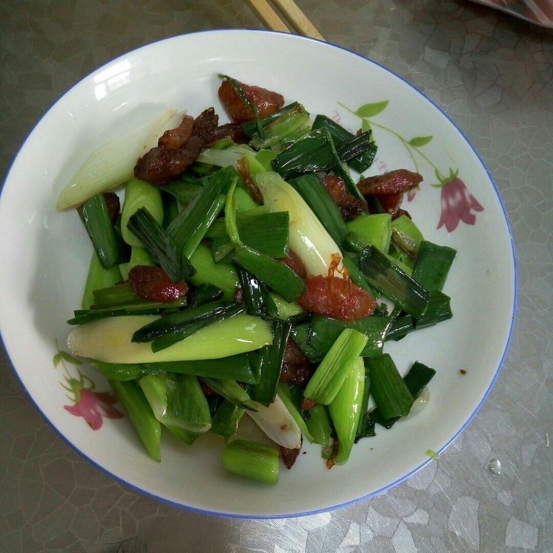 超简单下饭的蒜苗炒香肠