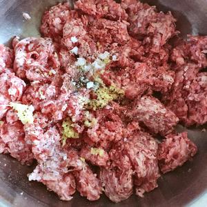 牛肉锅贴（其他馅料也是一样做法的啦）的做法 步骤1
