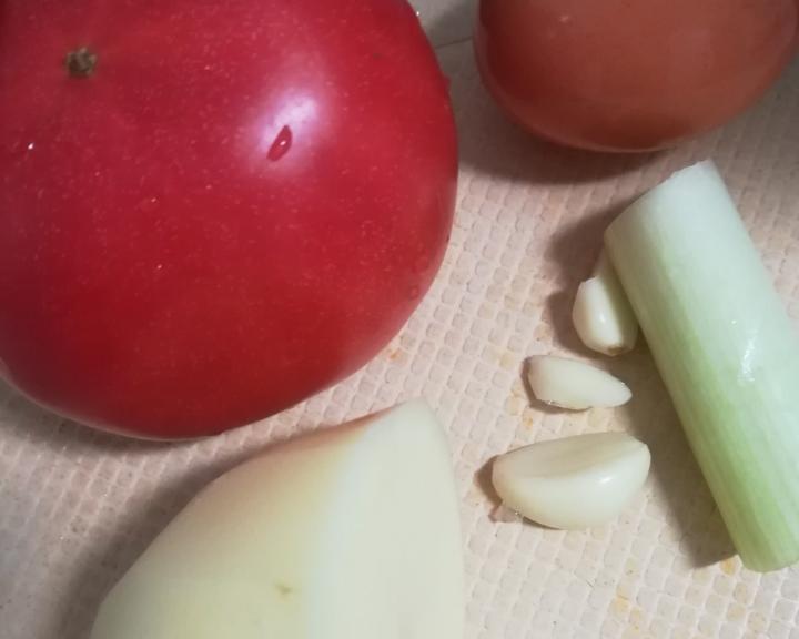 番茄鸡蛋汤面〔普通挂面也可以做出家的味道〕的做法 步骤1
