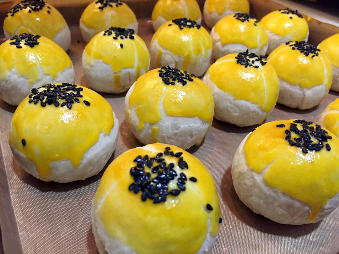 蛋黄酥 Danhuangsu