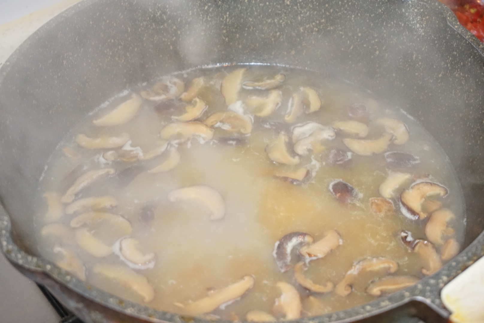 冬日香菇豆苗汤面的做法 步骤4