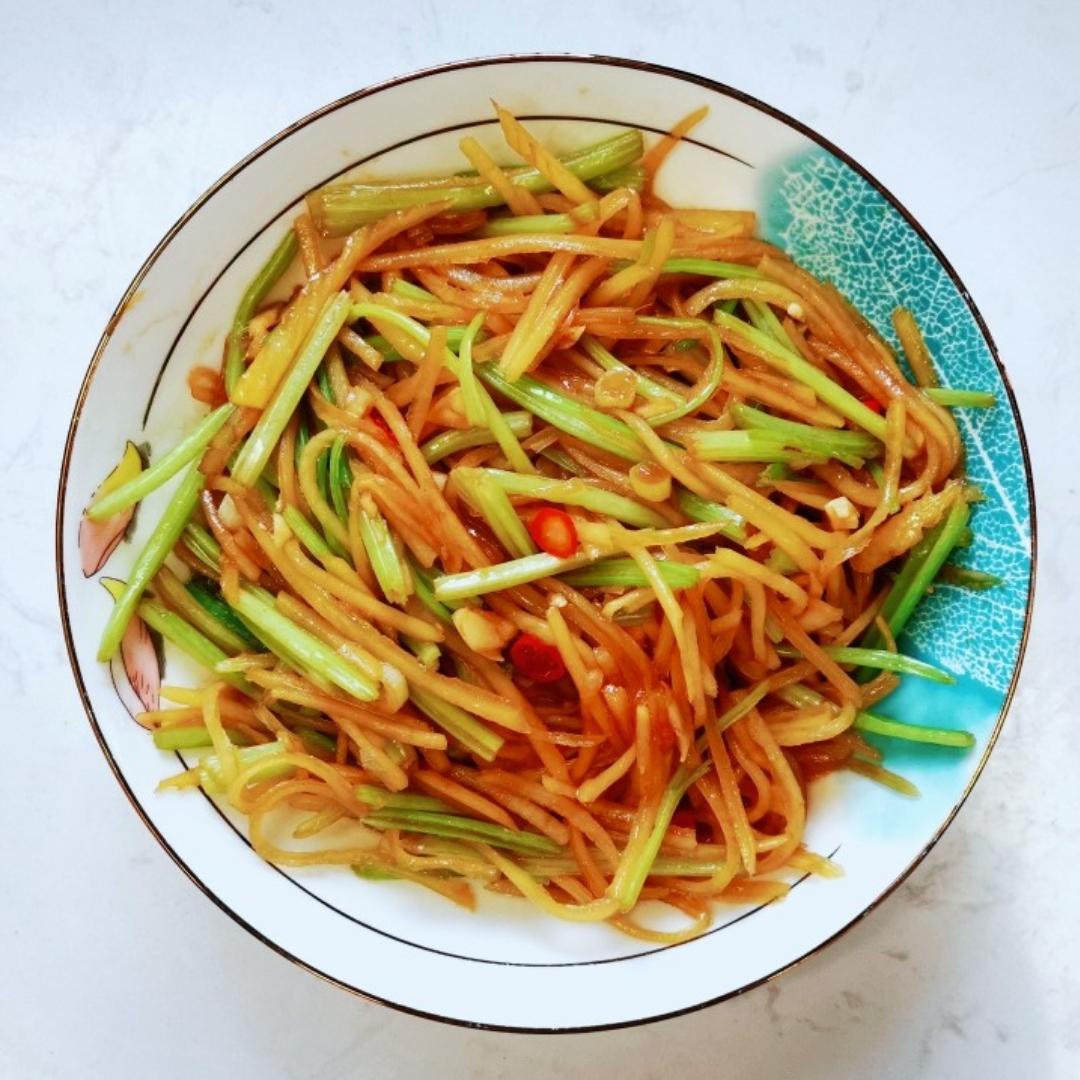 简单美味的家常菜！土豆丝炒芹菜