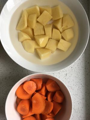 不放油不炒糖色的胡萝卜土豆烧牛肉的做法 步骤2