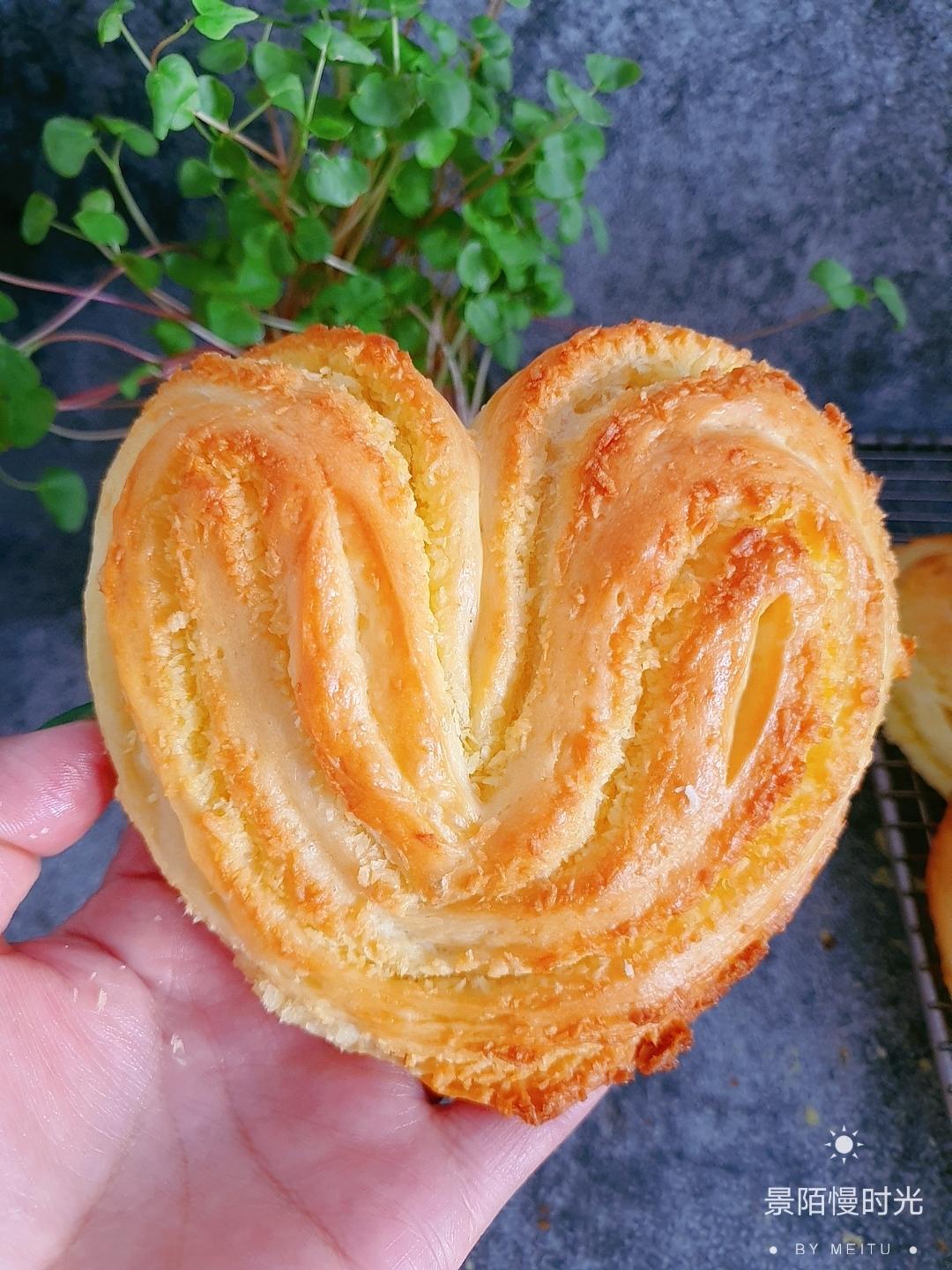 火龙果椰蓉花朵包