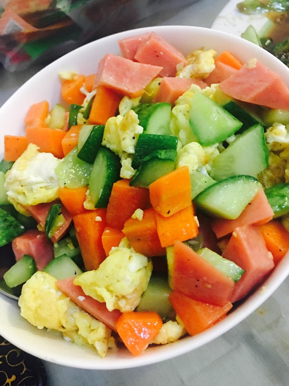 卡莉杨做的黄瓜胡萝卜炒鸡蛋