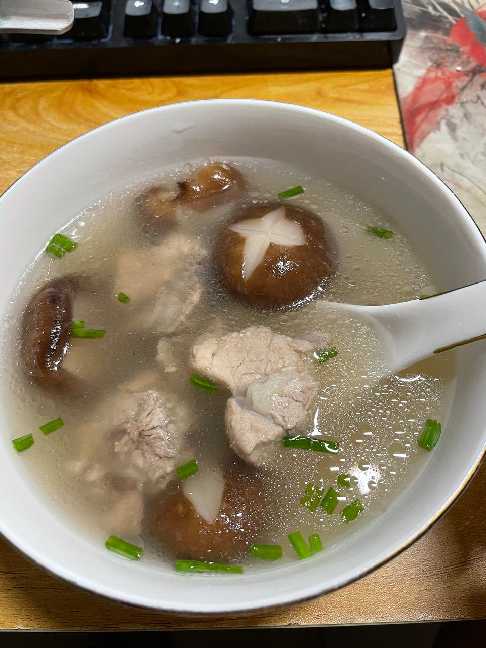 蒙奇d坚果做的香菇排骨汤