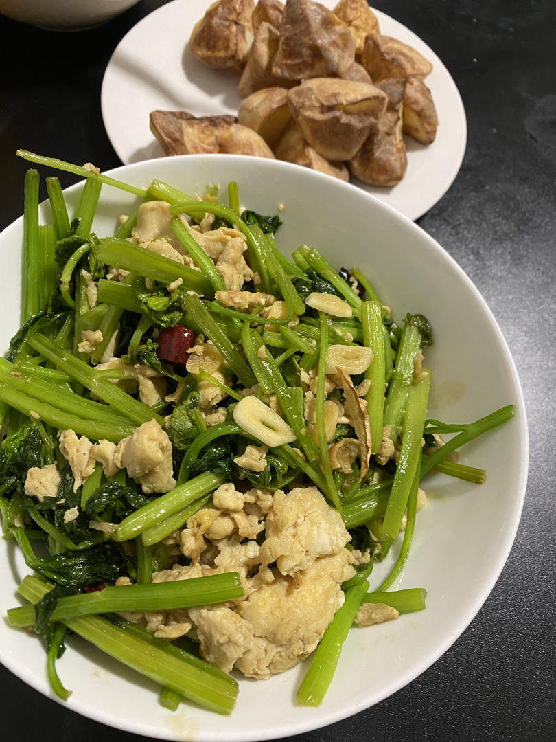 芹菜炒鸡蛋(超级简单的快手菜呀~)