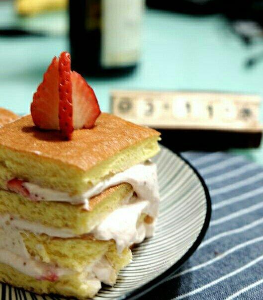 草莓夹心海绵蛋糕的做法