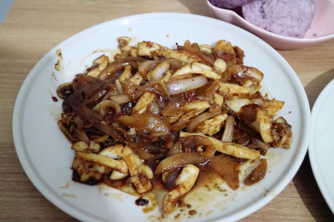 洋葱酱爆鱿鱼须