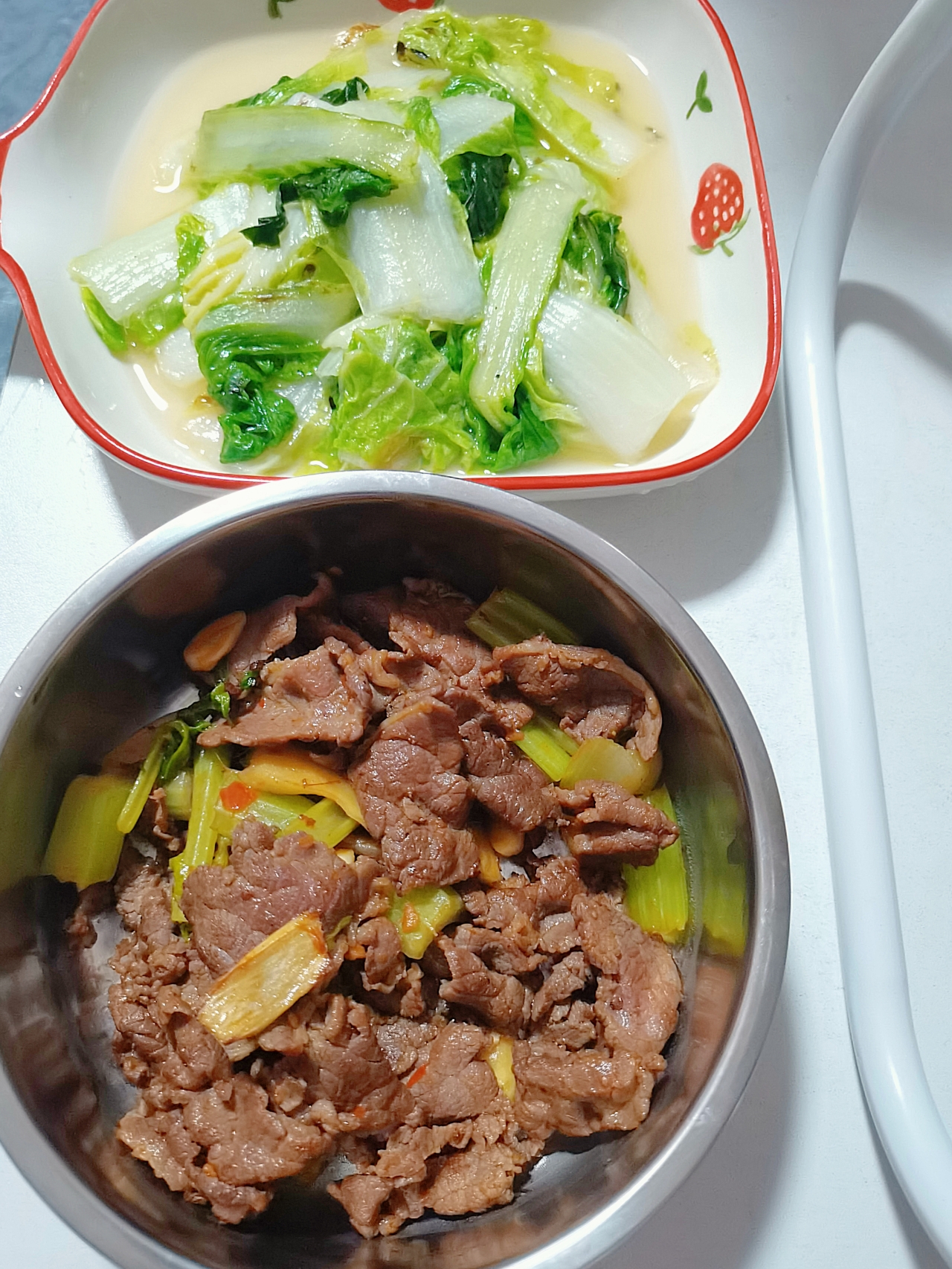 湘菜口味的芹菜炒牛肉