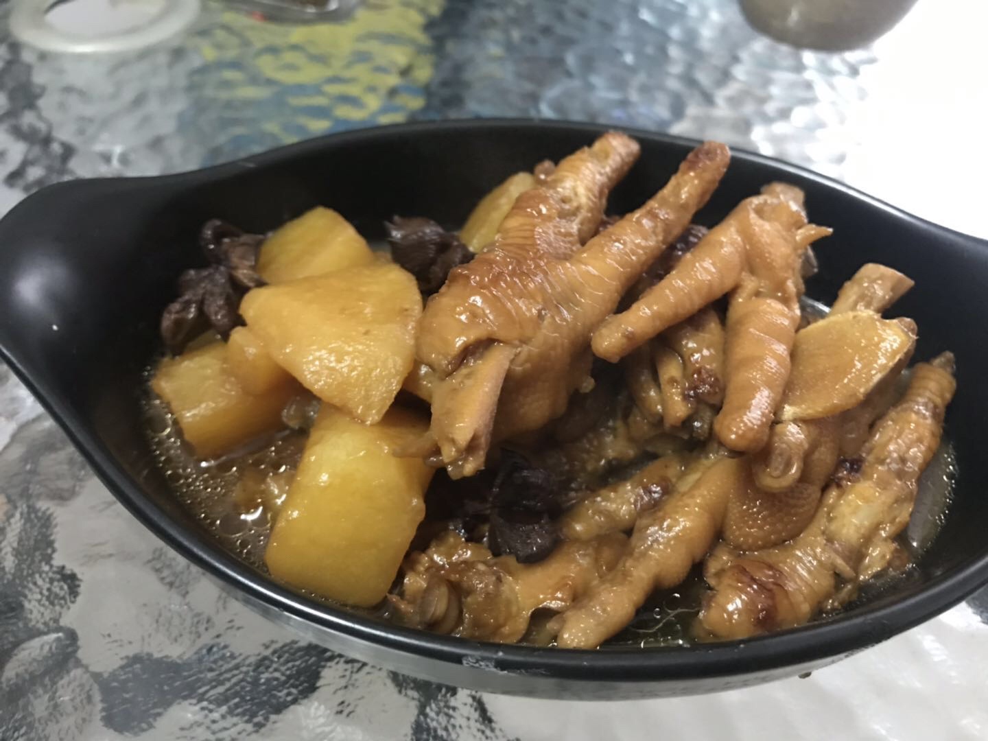 土豆炖鸡爪，入口即化砂锅版的做法