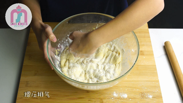 不用厨师机，不用揉半天，也能做出香甜的拉丝牛奶吐司面包！的做法 步骤12