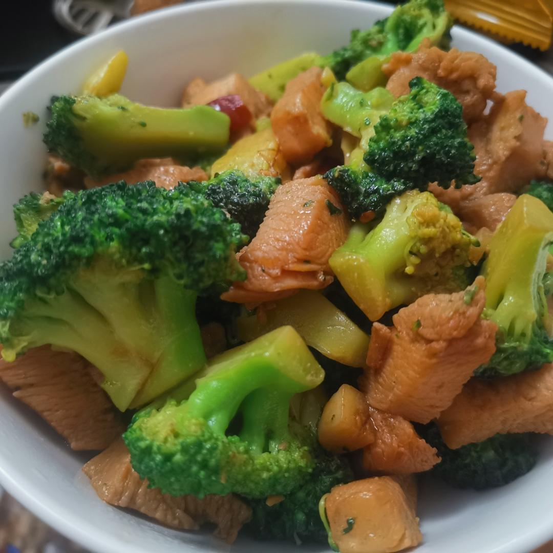 西蓝花炒鸡胸肉（最近爱上减脂餐）