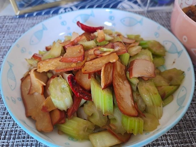让何老师好吃到哭的同款芹菜炒香干，真的超美味