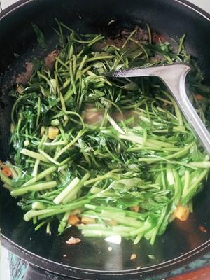 杭椒炒水芹菜的做法 步骤4