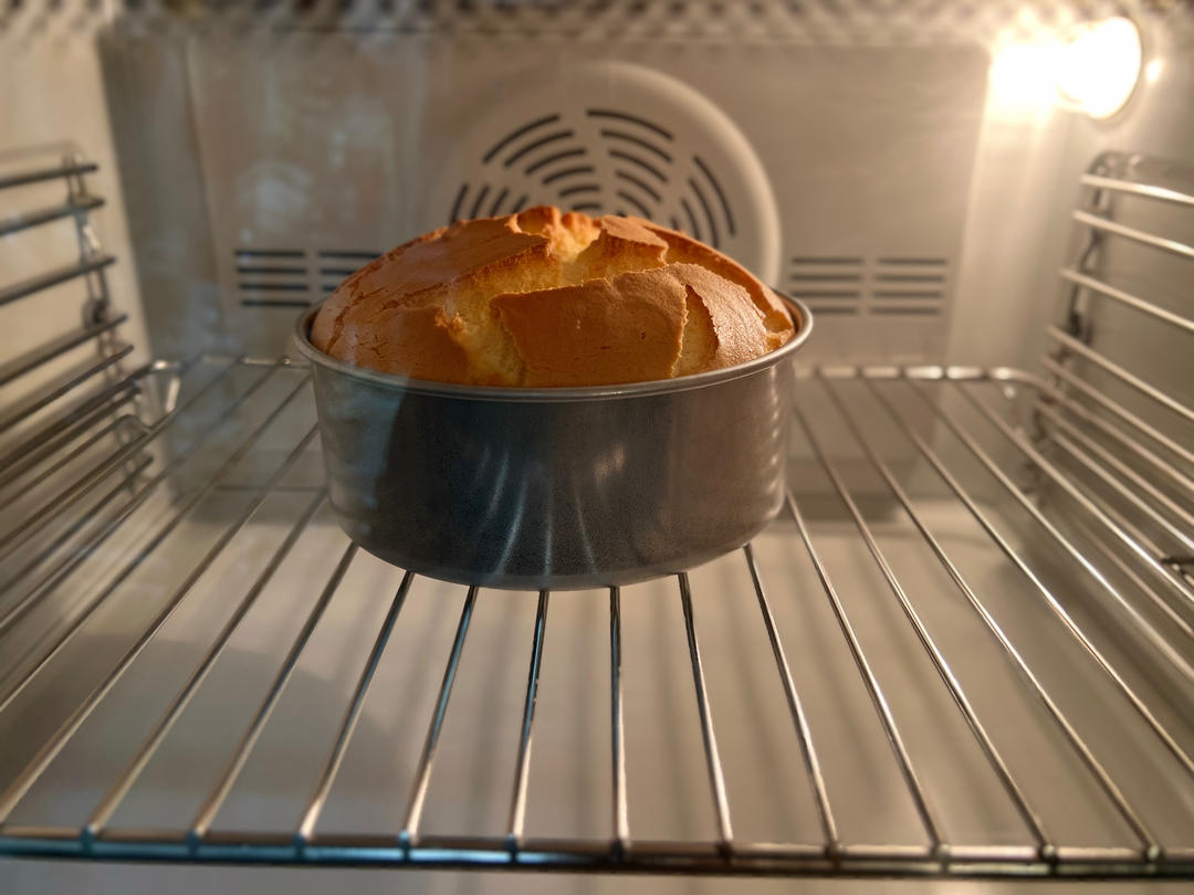 超简单完美戚风蛋糕（6寸2蛋）附打发、翻拌、脱模视频