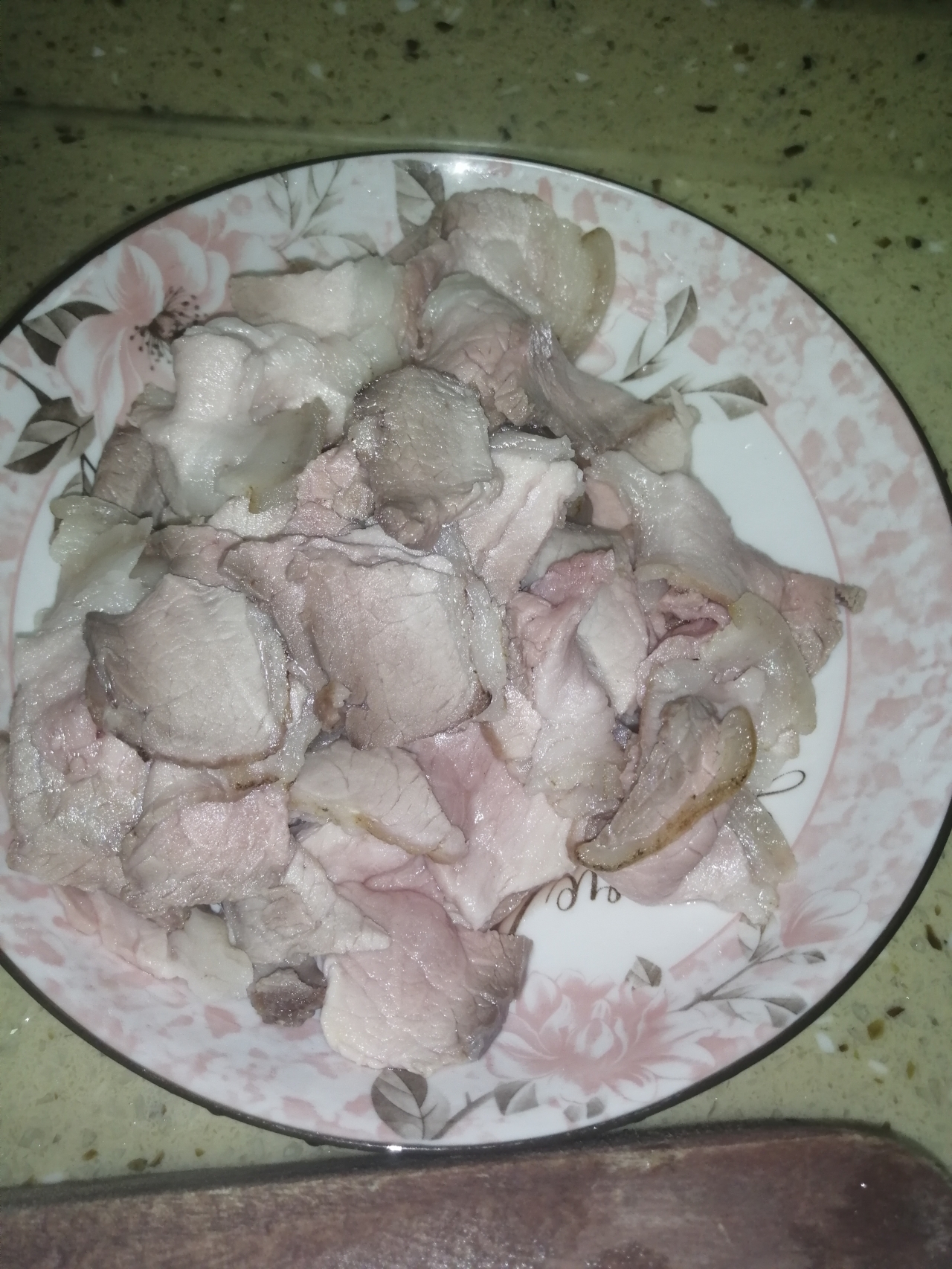 鹿茸菇鹌鹑蛋炒回锅肉的做法 步骤2