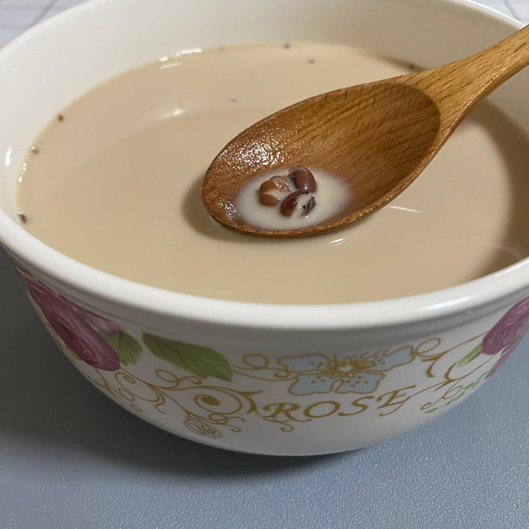 养颜补血的红豆牛奶羹