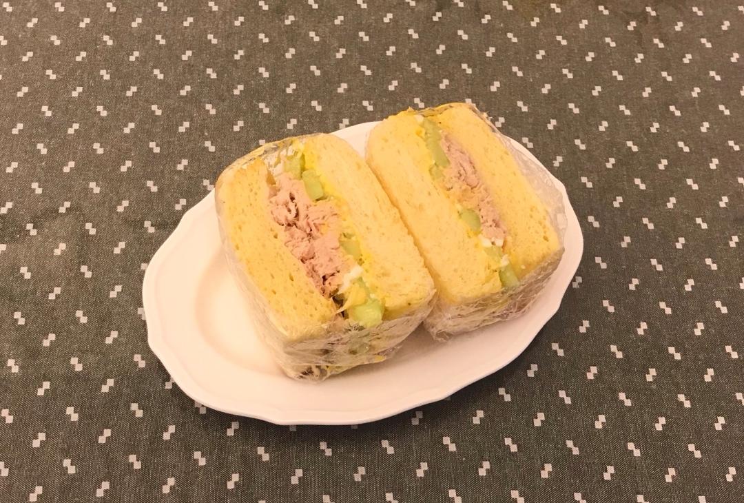 吞拿鱼（金枪鱼）鸡蛋沙拉三明治—加了黄瓜更小清新了哟
