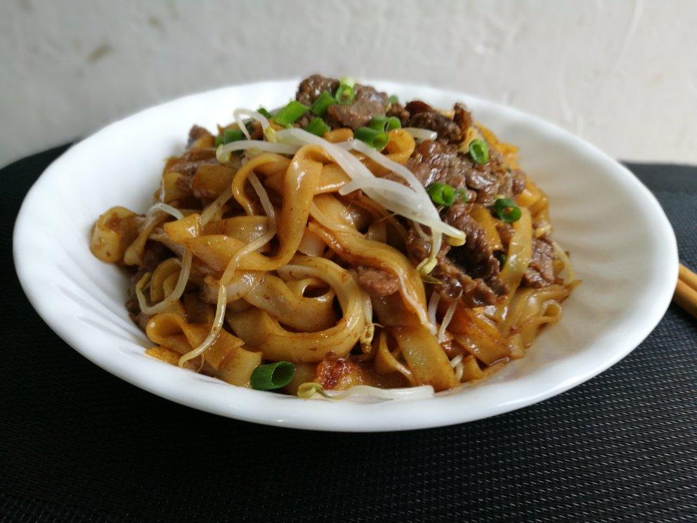 慧质兰心h做的干炒牛河潮汕湿炒牛肉粿条