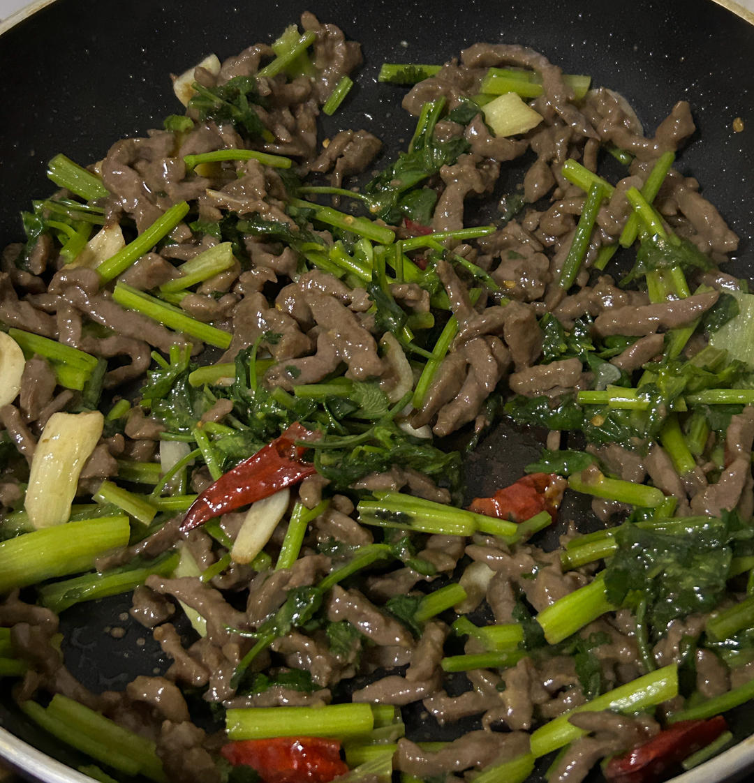 香菜炒牛肉，香辣下饭，爱吃香菜的朋友看过来，拌饭绝了